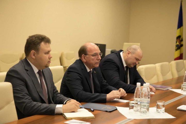 Pavel Filip convened meeting with Russian Ambassador Oleg Vasneţov. What did the officials table?