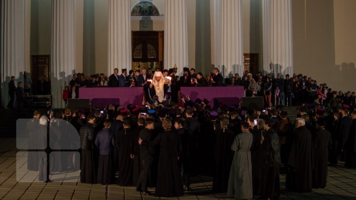 Holy light from Jerusalem's Holy Sepulcher church reached Chisinau's Nativity of the Lord Metropolitan Cathedral