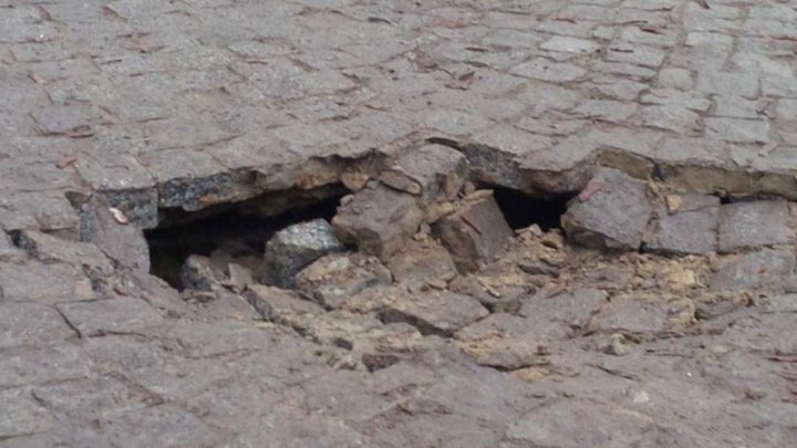 Pedestrian street from Capital covered by holes. Chisinau City Hall will repair it