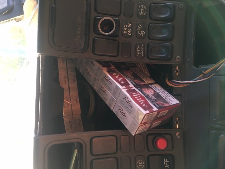 Cigarettes in roads and glove compartments. What risks a man who was about to remove 26,000 cigarettes from the country