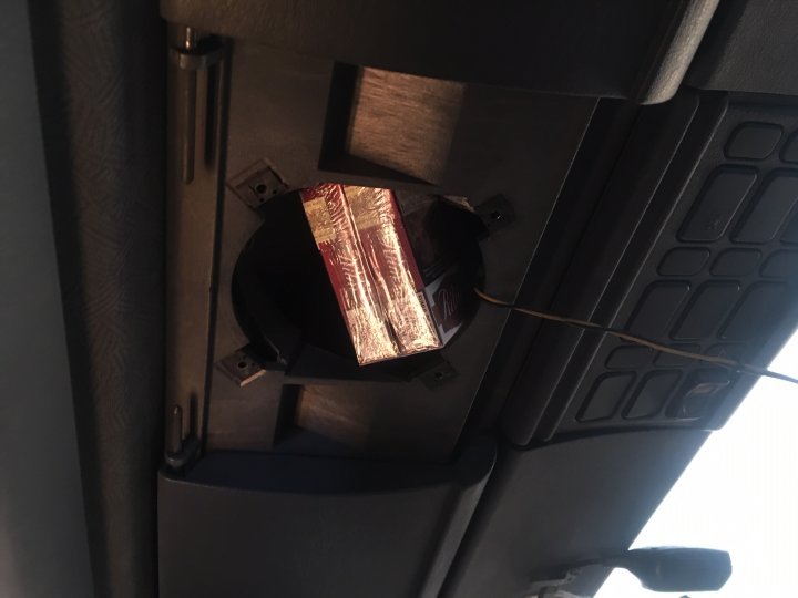 Cigarettes in roads and glove compartments. What risks a man who was about to remove 26,000 cigarettes from the country