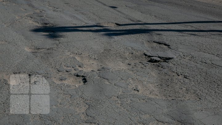 The road from the entrance to Budesti commune will be repaired. Workers started their job