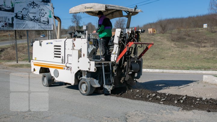 The road from the entrance to Budesti commune will be repaired. Workers started their job