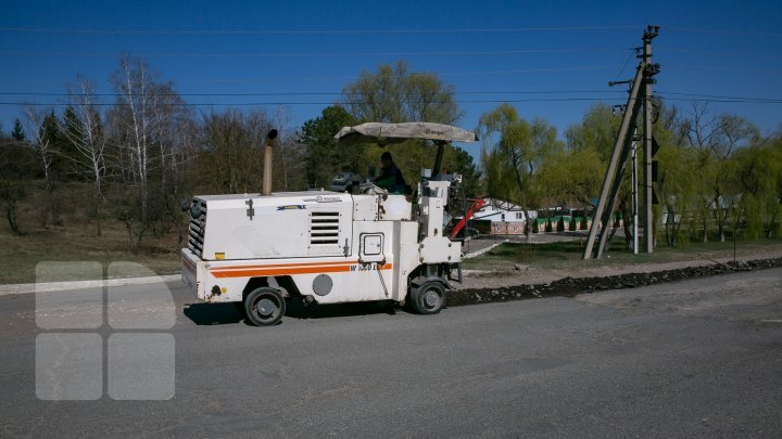 The road from the entrance to Budesti commune will be repaired. Workers started their job