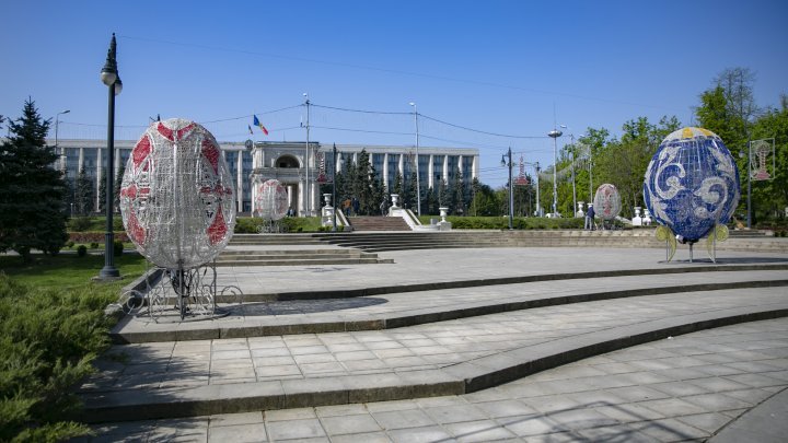Holiday atmosphere in Capital. Easter decorations in Cathedral Square (PHOTO REPORT)
