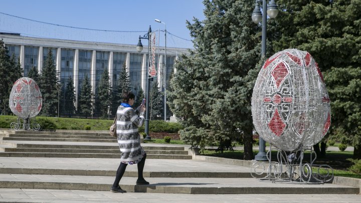 Holiday atmosphere in Capital. Easter decorations in Cathedral Square (PHOTO REPORT)