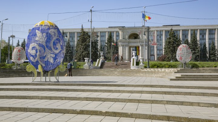 Holiday atmosphere in Capital. Easter decorations in Cathedral Square (PHOTO REPORT)