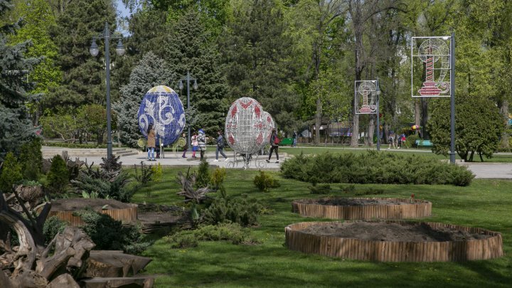 Holiday atmosphere in Capital. Easter decorations in Cathedral Square (PHOTO REPORT)