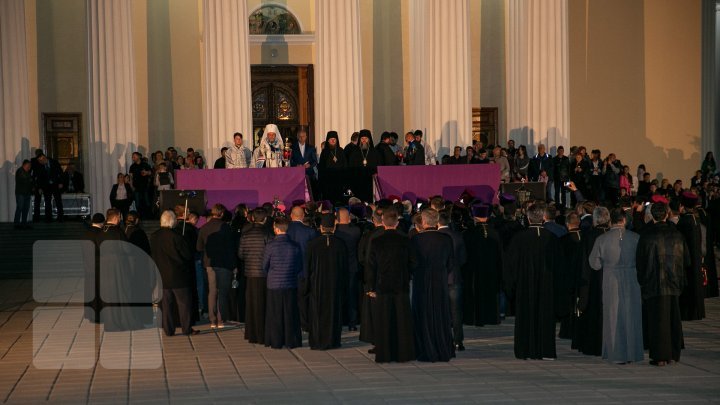 Holy light from Jerusalem's Holy Sepulcher church reached Chisinau's Nativity of the Lord Metropolitan Cathedral