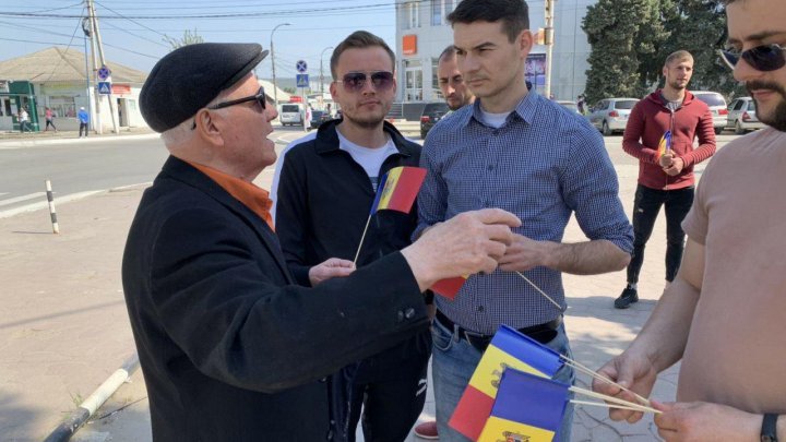 Young Democrats hand over thousands 'national symbols' in Chisinau and Moldova's cities 