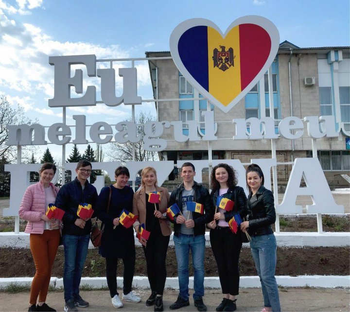 Young Democrats hand over thousands 'national symbols' in Chisinau and Moldova's cities 