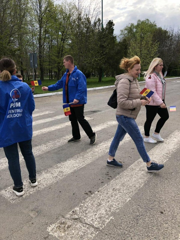 Young Democrats hand over thousands 'national symbols' in Chisinau and Moldova's cities 