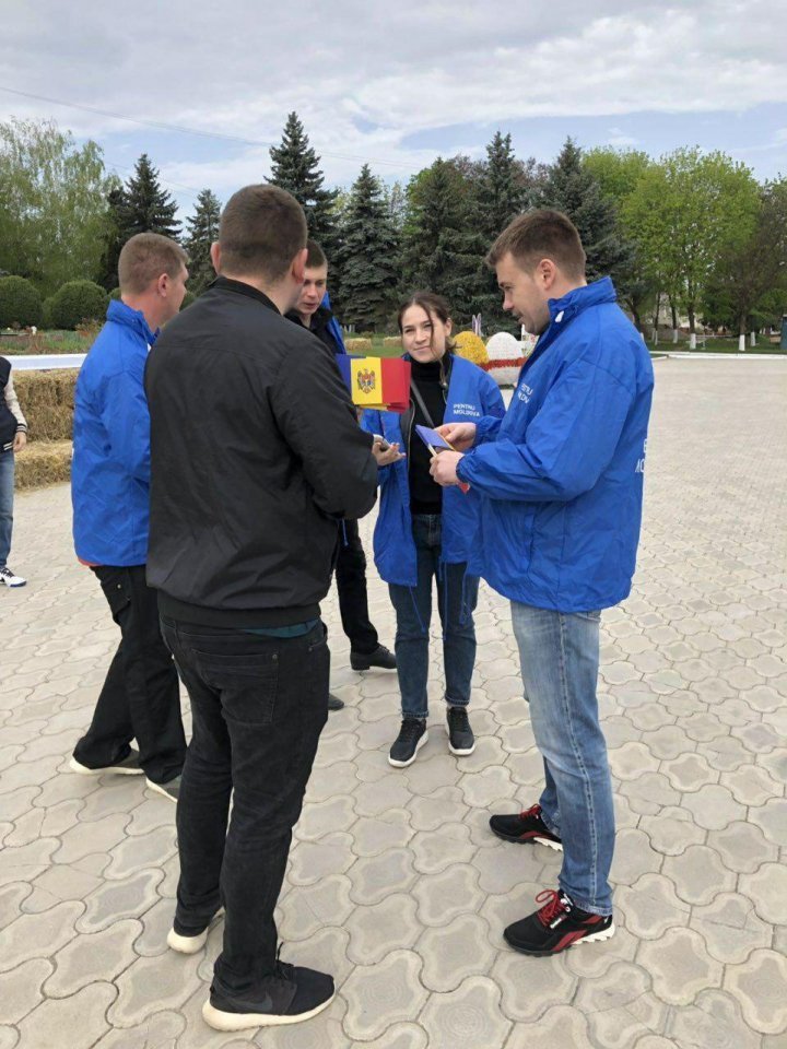 Young Democrats hand over thousands 'national symbols' in Chisinau and Moldova's cities 