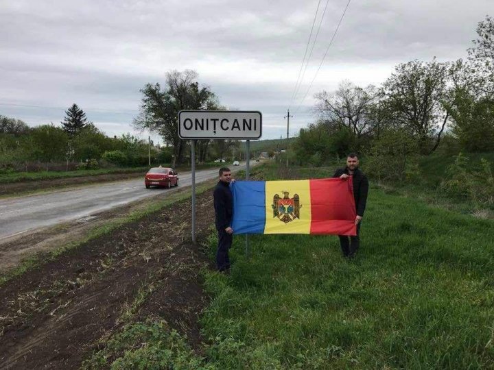 Young Democrats hand over thousands 'national symbols' in Chisinau and Moldova's cities 