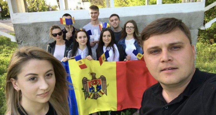 Young Democrats hand over thousands 'national symbols' in Chisinau and Moldova's cities 