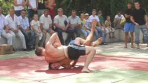 Sport fans met last weekend at an athletic festival in Burlacu village. The best were awarded with degrees and trophies