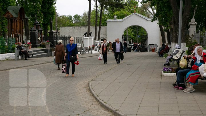 Memorial Easter in Moldova: A lot of broke into Capital cemeteries 