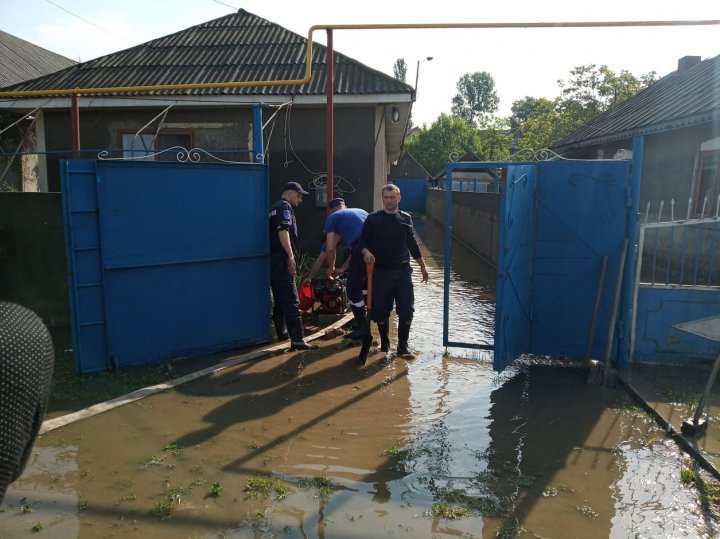 Crops ripped out and rescuers sought to pump water following weekend heavy rain (photo)