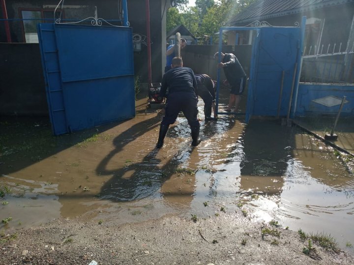 Crops ripped out and rescuers sought to pump water following weekend heavy rain (photo)