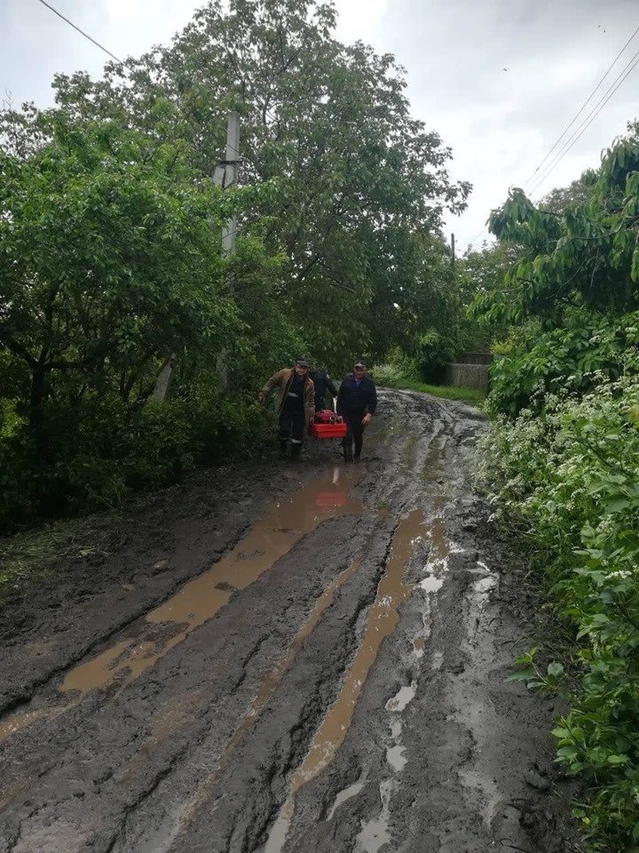 Crops ripped out and rescuers sought to pump water following weekend heavy rain (photo)