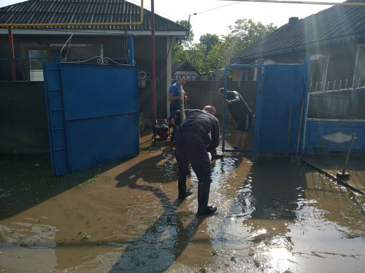 Crops ripped out and rescuers sought to pump water following weekend heavy rain (photo)