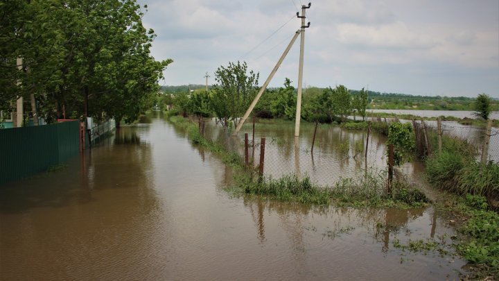 Heavy rainfalls wreak havoc. Rivers with brimmed banks and dozens of flooded households