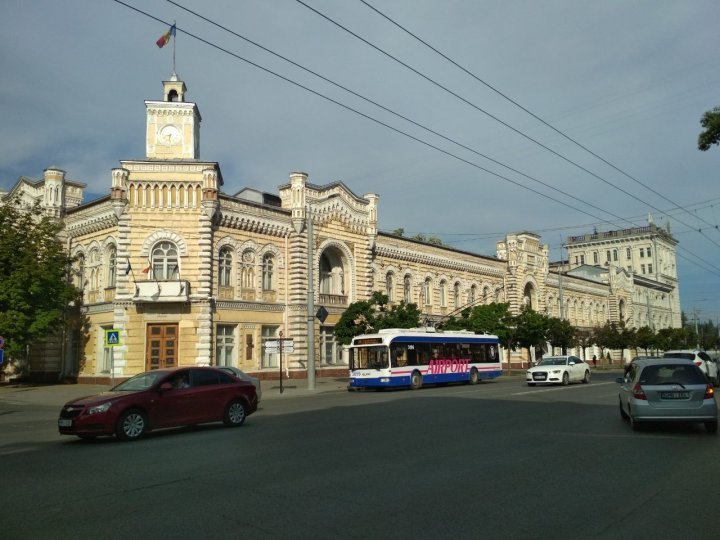 It's easier to recognize the trolleybus coming to Airport thanks to this new sign