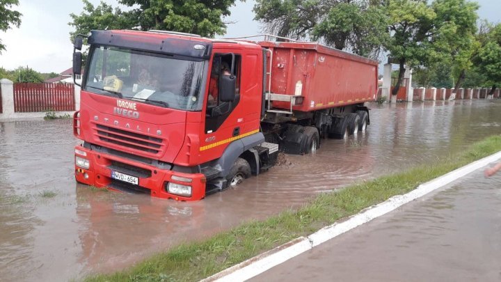 Torrential rain in Cahul. Truck, bus washed away by water (photo/video)