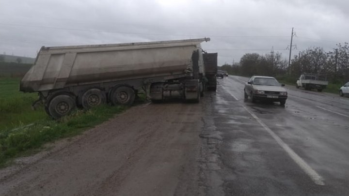 Violent accident in Balti. Truck skidded off the road (PHOTO)