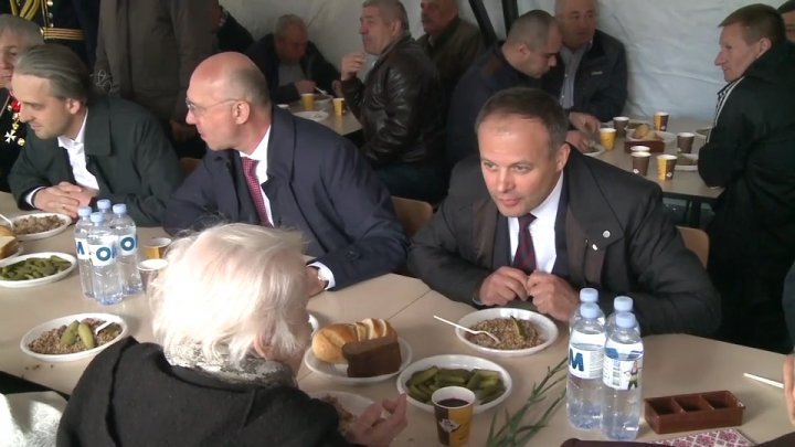 Andrian Candu and Pavel Filip like you never seen them before. They are celebrating with the veterans (PHOTO)