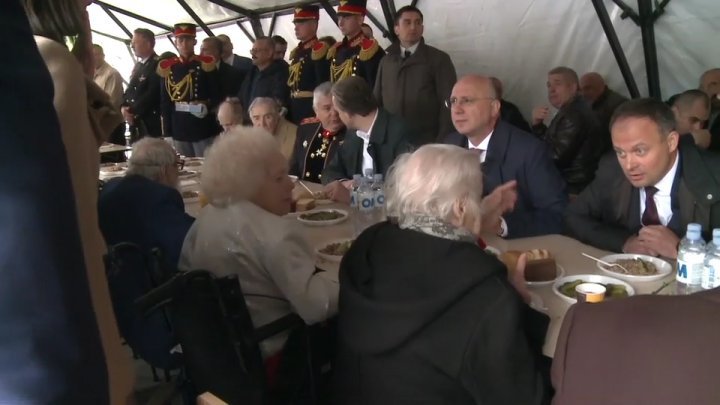 Andrian Candu and Pavel Filip like you never seen them before. They are celebrating with the veterans (PHOTO)