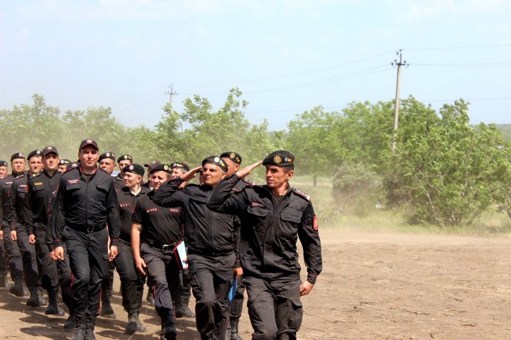 Rescuers, soldiers and governmental workers from the protection dam strengthening operation near the river Nistru localities got awarded (PHOTOS)