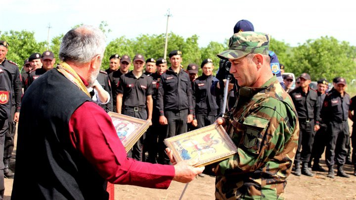 Rescuers, soldiers and governmental workers from the protection dam strengthening operation near the river Nistru localities got awarded (PHOTOS)