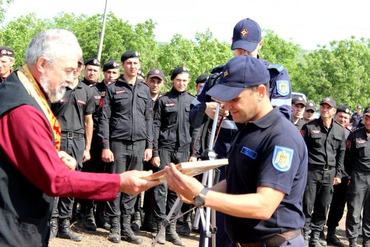 Rescuers, soldiers and governmental workers from the protection dam strengthening operation near the river Nistru localities got awarded (PHOTOS)