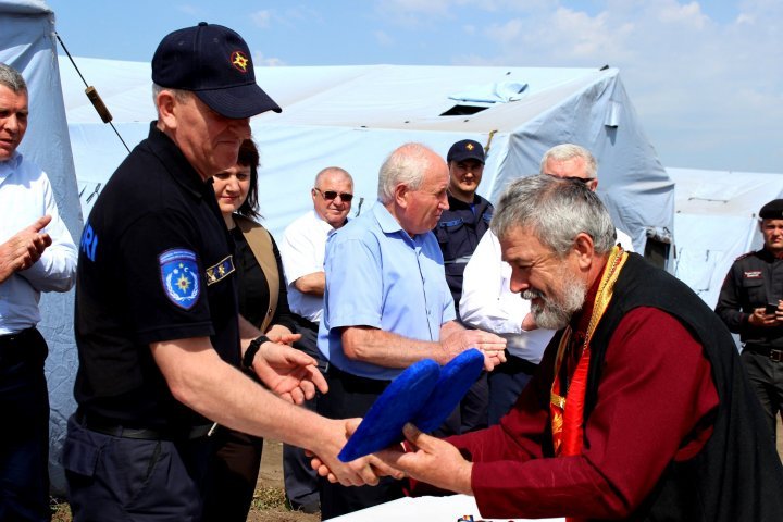 Rescuers, soldiers and governmental workers from the protection dam strengthening operation near the river Nistru localities got awarded (PHOTOS)