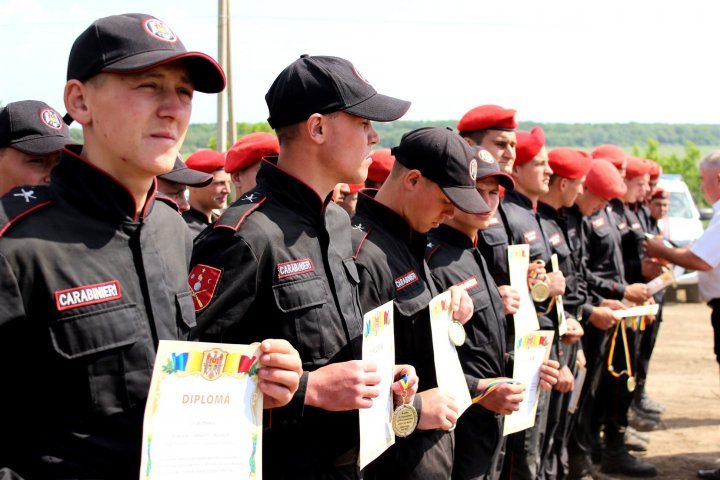 Rescuers, soldiers and governmental workers from the protection dam strengthening operation near the river Nistru localities got awarded (PHOTOS)