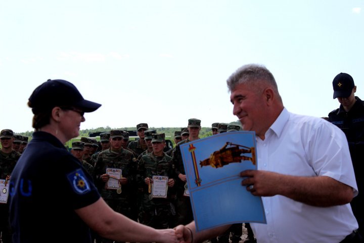 Rescuers, soldiers and governmental workers from the protection dam strengthening operation near the river Nistru localities got awarded (PHOTOS)