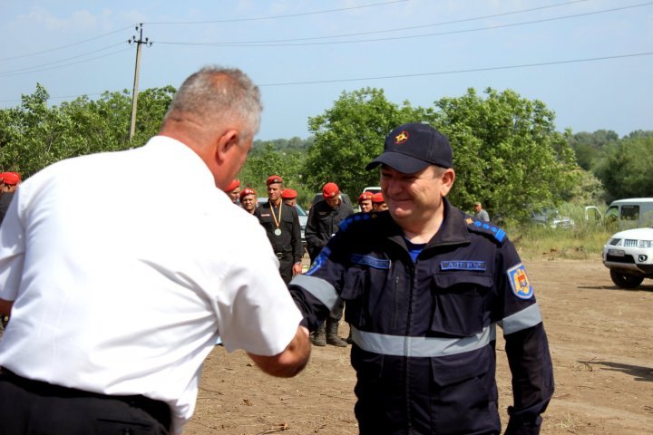 Rescuers, soldiers and governmental workers from the protection dam strengthening operation near the river Nistru localities got awarded (PHOTOS)