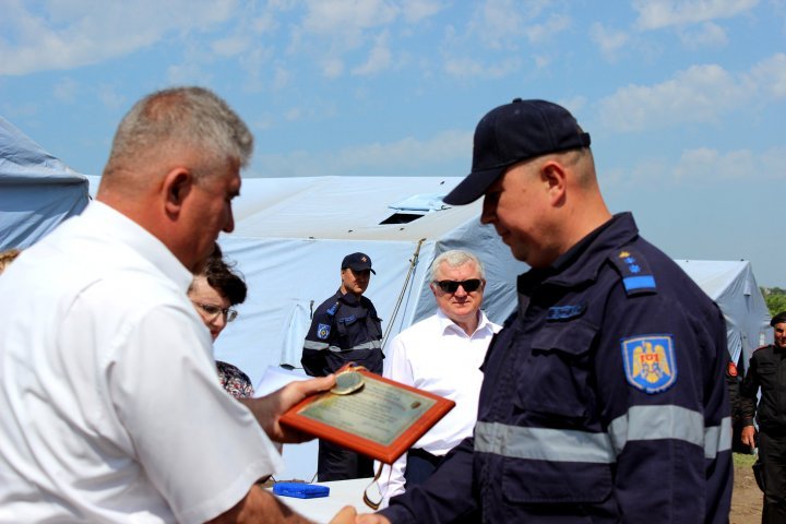 Rescuers, soldiers and governmental workers from the protection dam strengthening operation near the river Nistru localities got awarded (PHOTOS)