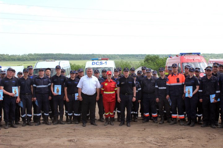 Rescuers, soldiers and governmental workers from the protection dam strengthening operation near the river Nistru localities got awarded (PHOTOS)