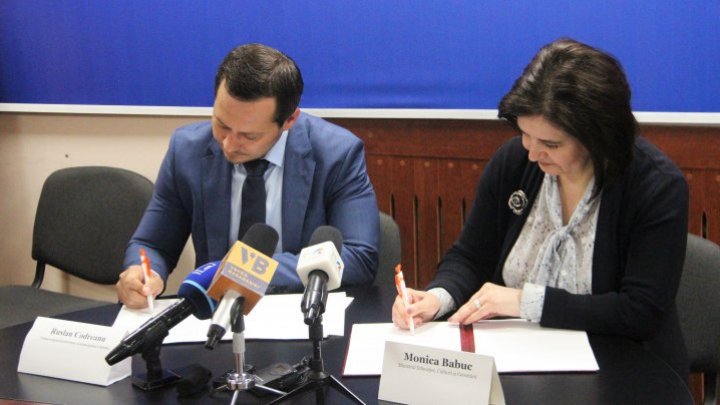 Monica Babuc and Ruslan Codreanu signed the Partnership Agreement of the Youth Center development