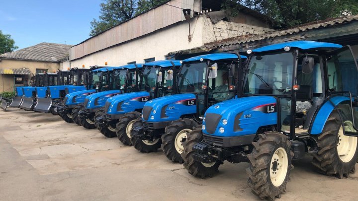 Chisinau will be cleaner now. Sanitation direction received 10 new tractors