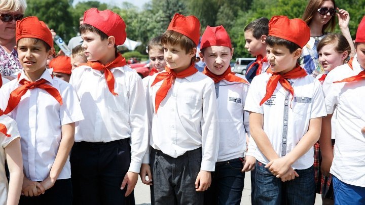 Pioneer's day celebrated in Chisinau. Only four children became pioneers this year