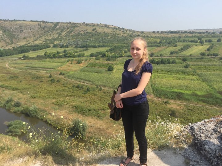 Story about Mihaela Eşanu, one of two Moldovan students accepted to Harvard University 