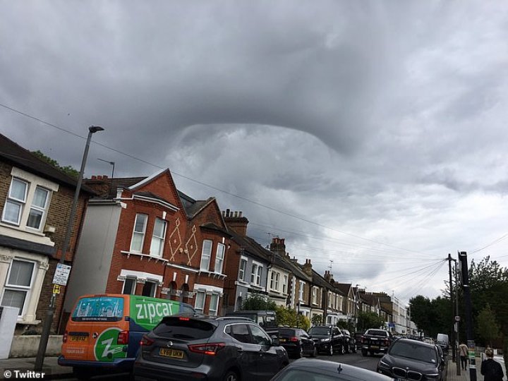 Londoners frightened by the strange sky formation looking like a BLACK HOLE (PHOTOS)