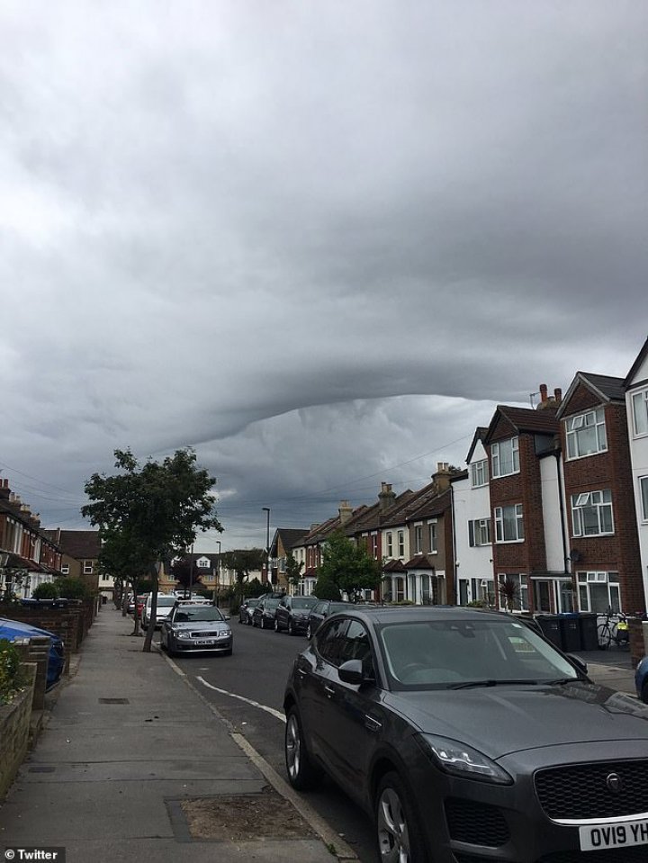 Londoners frightened by the strange sky formation looking like a BLACK HOLE (PHOTOS)
