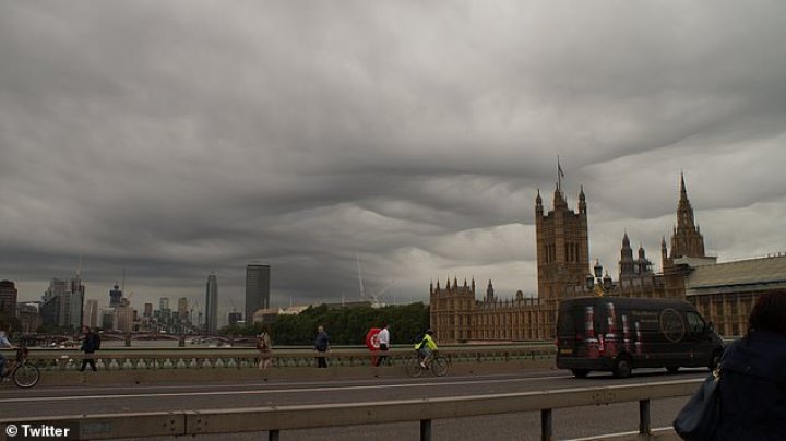 Londoners frightened by the strange sky formation looking like a BLACK HOLE (PHOTOS)