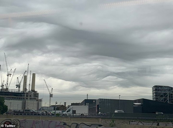 Londoners frightened by the strange sky formation looking like a BLACK HOLE (PHOTOS)