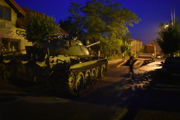 Drunk man freaked out the streets of a small Polish town driving a Soviet tank (PHOTOS)