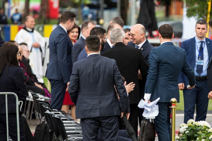 PM Pavel Filip shook hands of Pope Francis in Iasi 